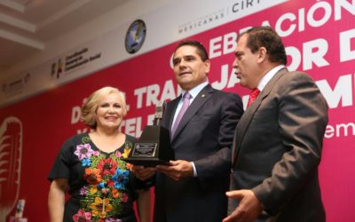 ENTREGA LA ANLM MICRÓFONO DE PLATINO A GOBERNADOR DE MICHOACÁN