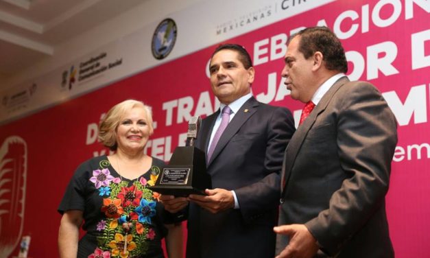 ENTREGA LA ANLM MICRÓFONO DE PLATINO A GOBERNADOR DE MICHOACÁN