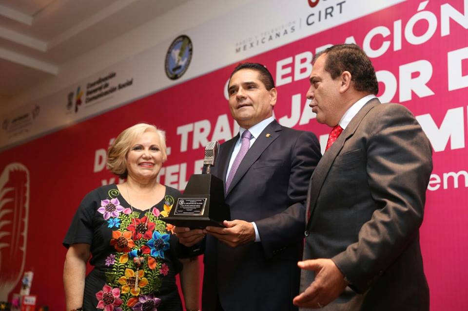 ENTREGA LA ANLM MICRÓFONO DE PLATINO A GOBERNADOR DE MICHOACÁN