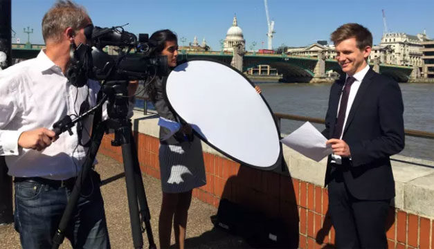 COCODRILO MATA A PERIODISTA BRITÁNICO