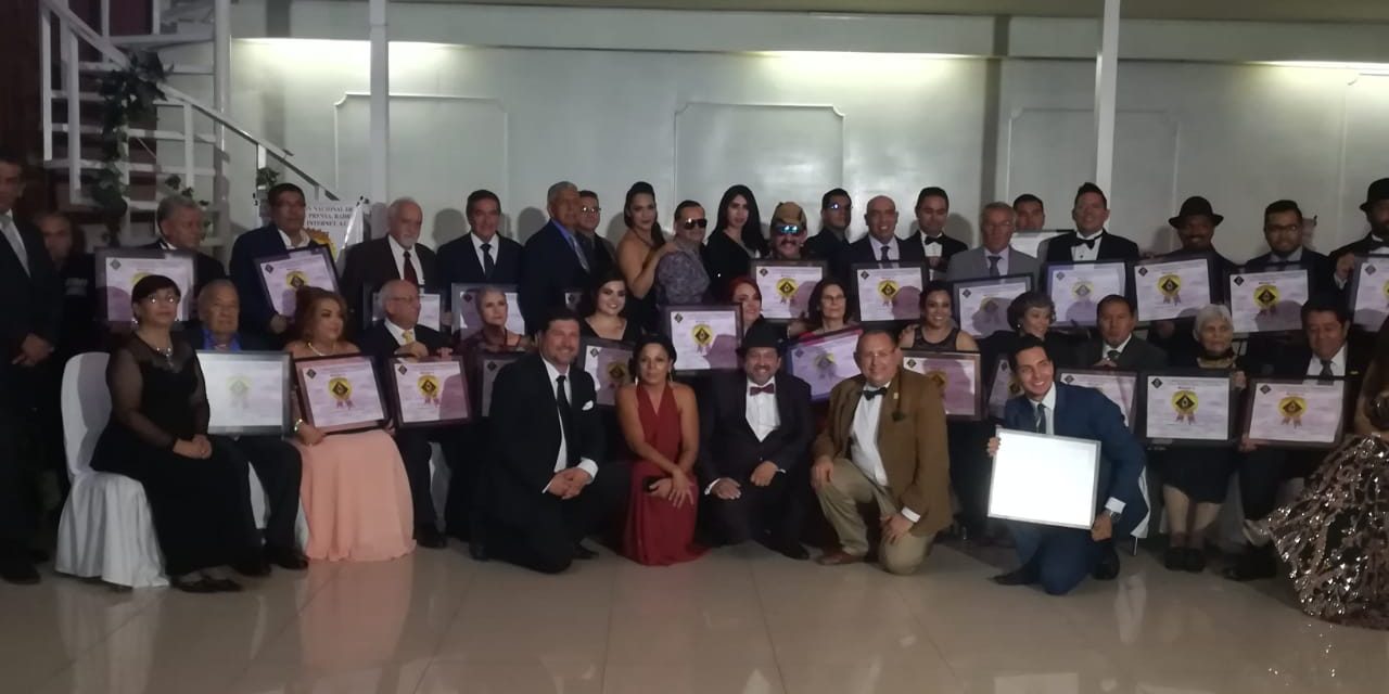 ENTREGA RECONOCIMIENTOS A PERIODISTAS LA CONPPRyT